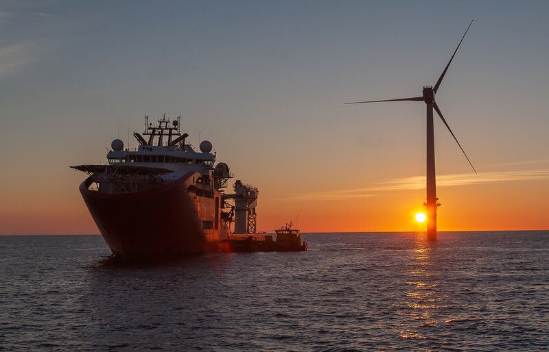 Bilde som viser et skip og vindmøller til havs i norskehavet